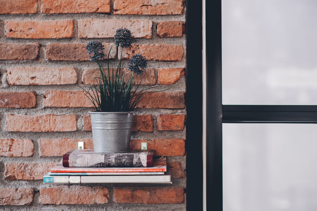 Cegła, beton i tynk strukturalny. Plusy i minusy popularnych wykończeń ścian w mieszkaniu Cegła, beton i tynk strukturalny. Plusy i minusy popularnych wykończeń ścian w mieszkaniu